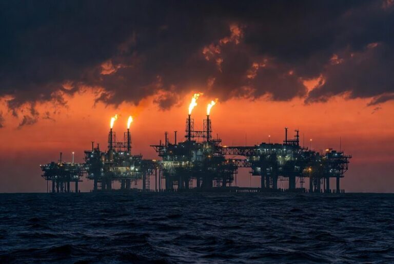 Image accompanying the article on the permanent damage the Hormuz blockade is causing to Gulf oil wells and LNG exports.